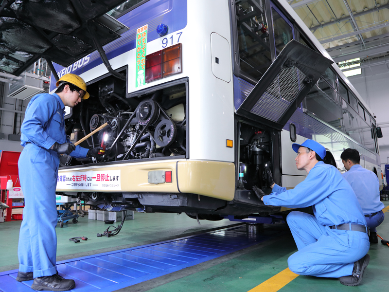 京王グループが所有する950台近くのバス車両の整備を通じて、安全・安心な交通インフラに貢献する仕事です