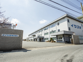 〈あなたの街にもイワブチの製品。〉日本全国にある電柱等の部品開発・製造で、電力会社、NTT、JRと取引。