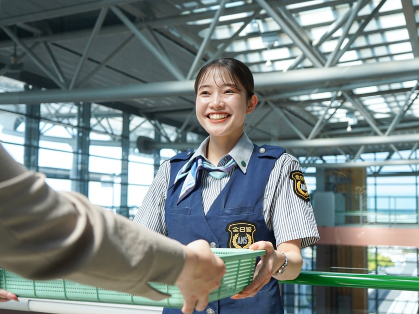 活躍の場は…関西の空の玄関口「関西空港」！快適な空の旅の「安心・安全」を守るやりがいあるお仕事です！