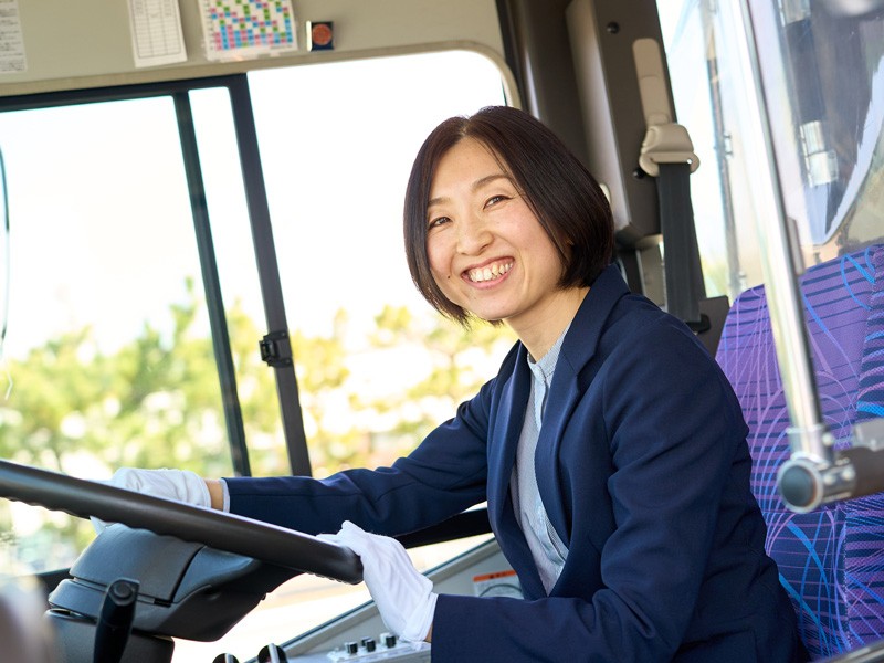 笑顔と幸せでいっぱいのバス運転士♪充実の研修制度で大型免許取得をサポート！先輩の9割が未経験入社