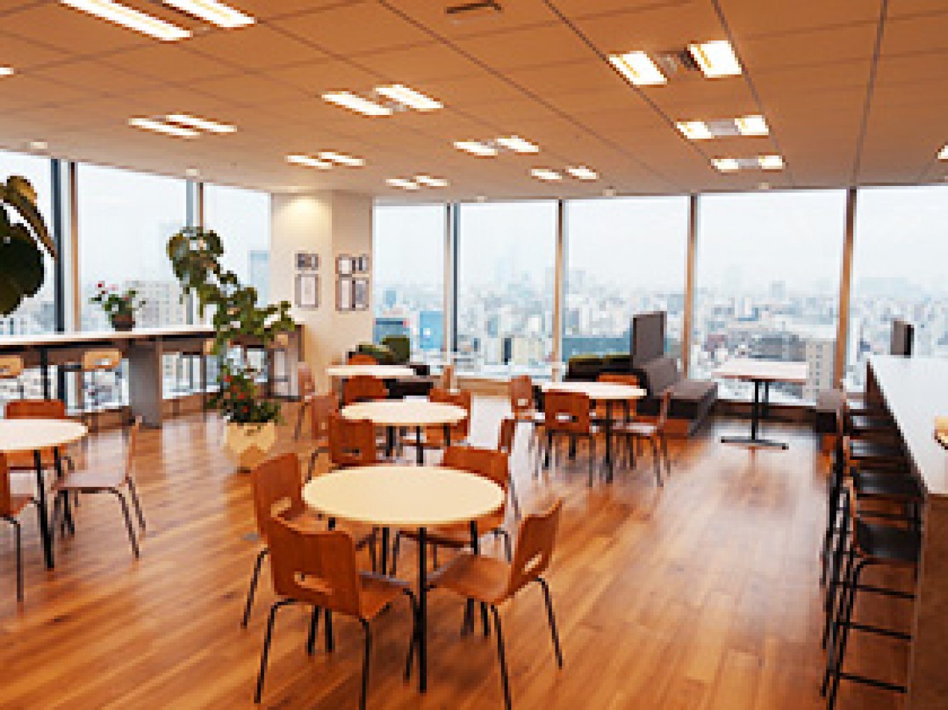 ★カフェ併設の快適なオフィス★