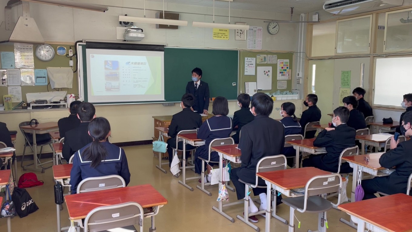 地域の中学校で職業講座を行いました