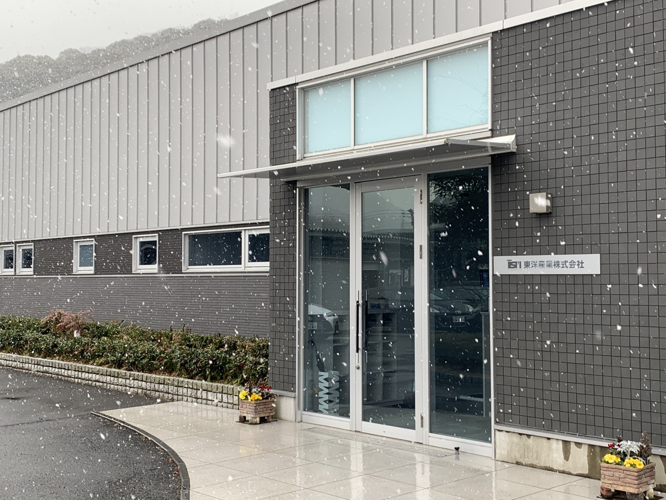 【職場環境】雪が降っています!