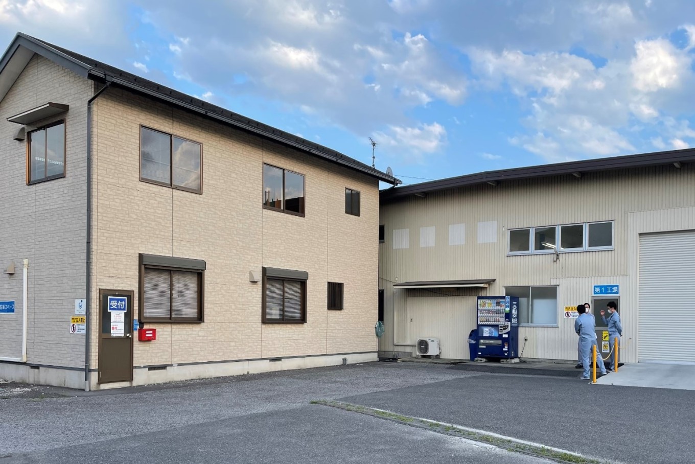 工場の横には・・・お家が事務所?