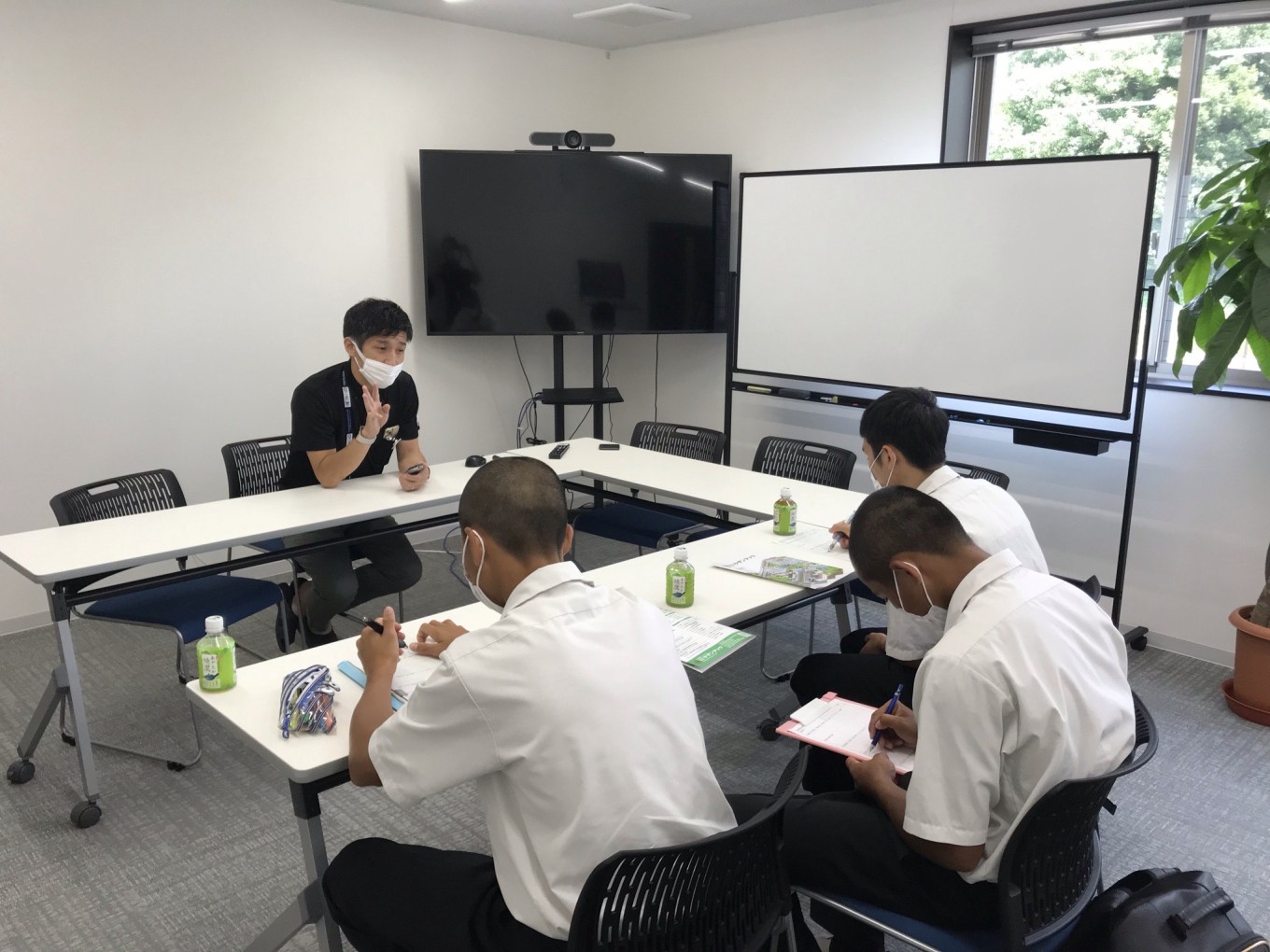 地元の高校生が弊社にやってくるらしい