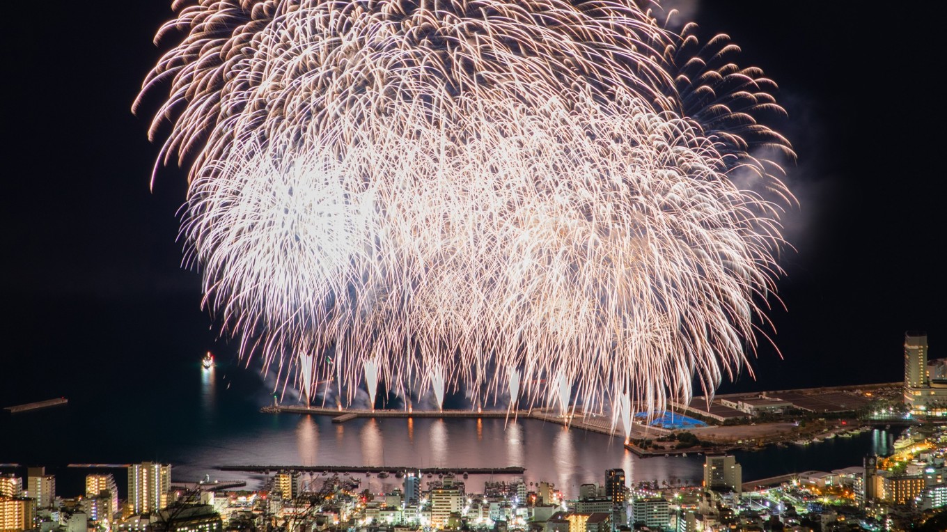 2023年冬花火 「熱海海上花火大会」音響効果抜群の大迫力花火大会!