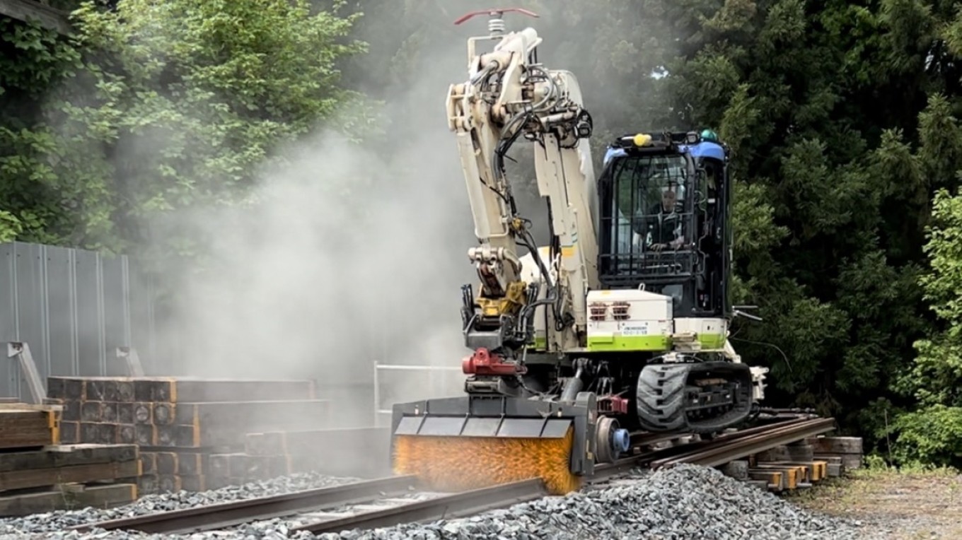 鉄道工事用の軌陸バックホー