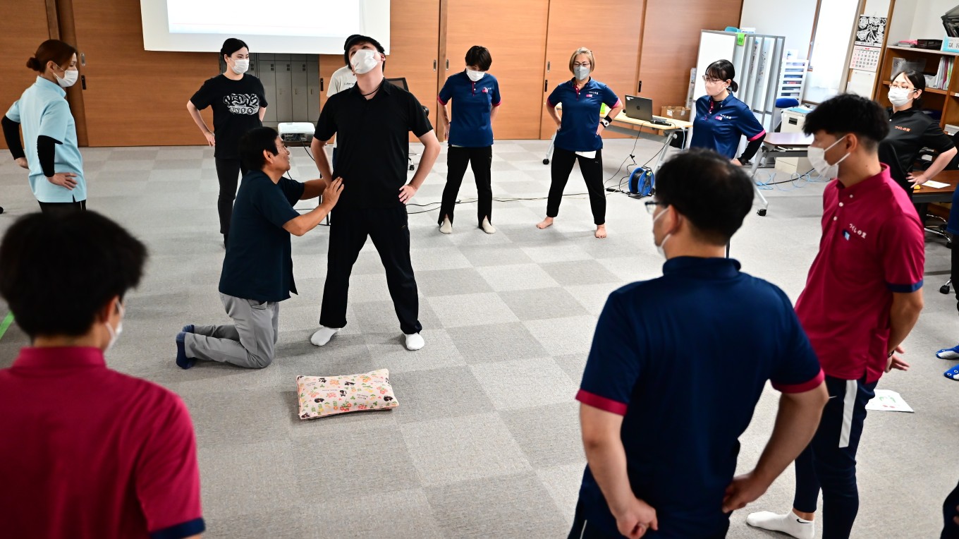【まずは自分のケアから】腰痛予防研修