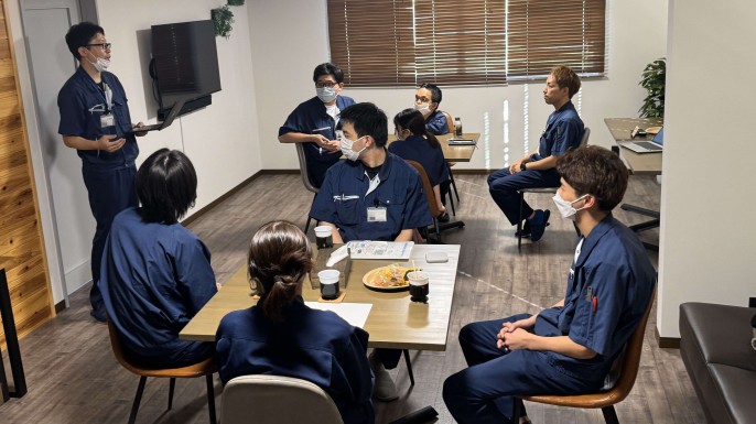 新入社員振り返り研修　［［［ ペーパータワーに挑戦‼ ］］］